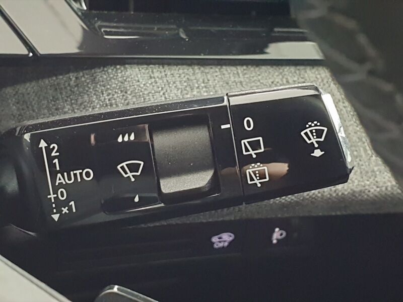 More views of Peugeot 5008