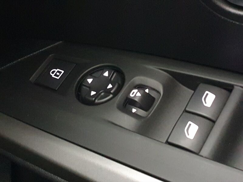 More views of Peugeot 5008