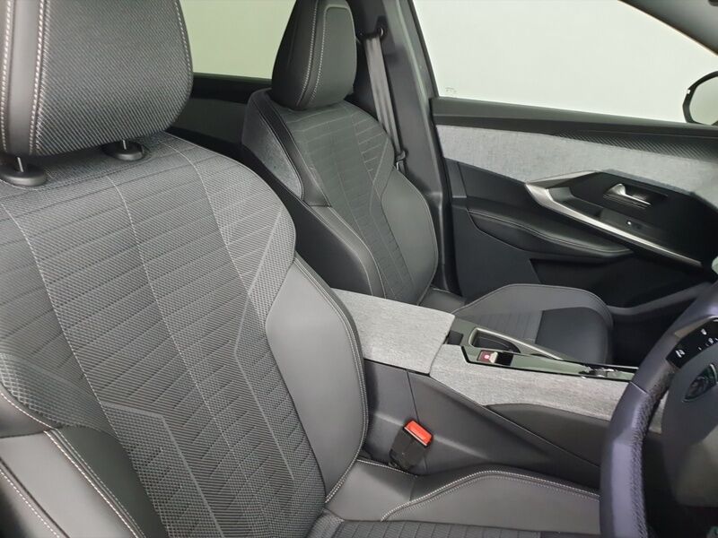 More views of Peugeot 5008