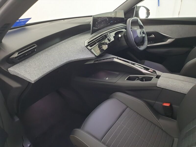 More views of Peugeot 5008