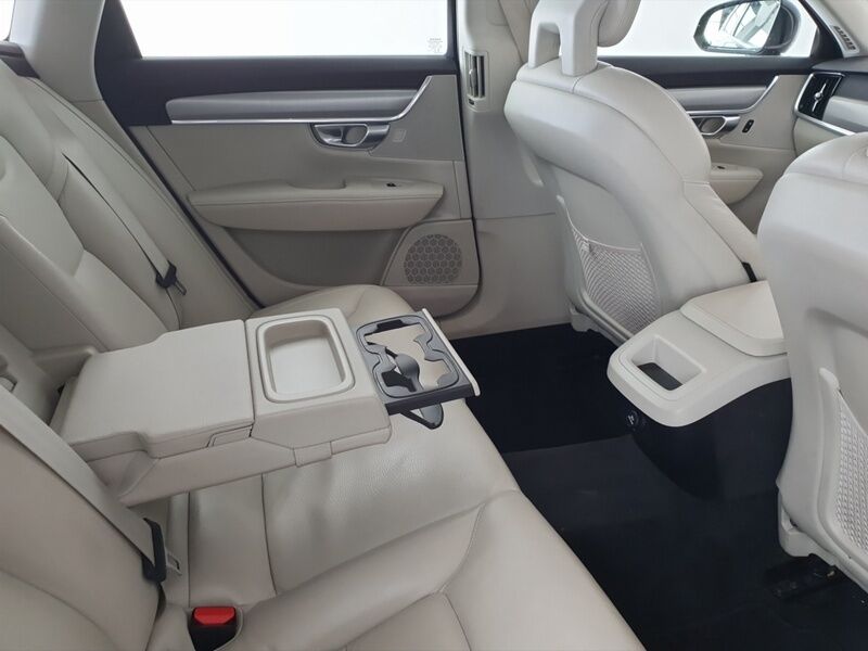 More views of Volvo V90