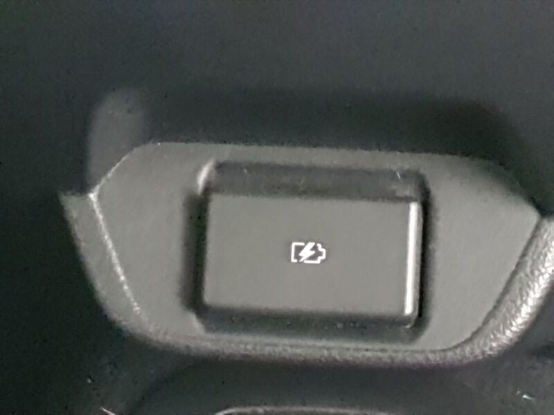 More views of Nissan Leaf