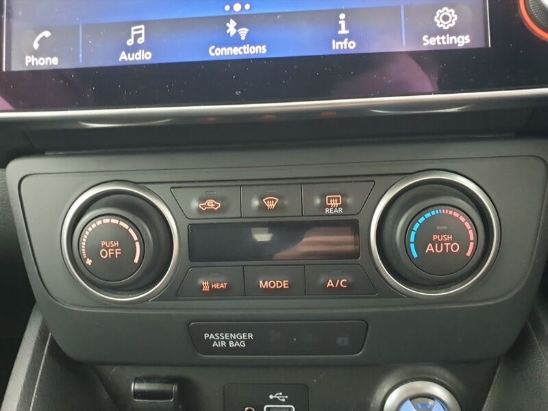 More views of Nissan Leaf