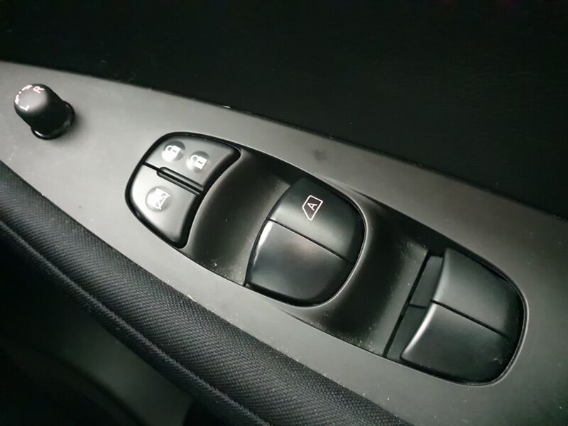 More views of Nissan Leaf