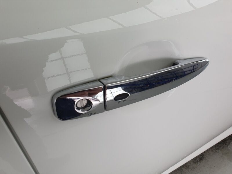 More views of Nissan Leaf