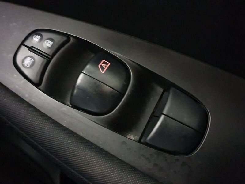 More views of Nissan Leaf