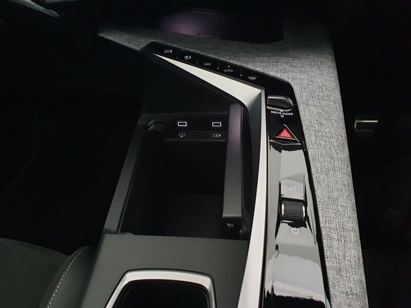 More views of Peugeot 3008