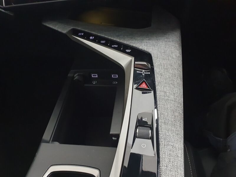 More views of Peugeot 3008