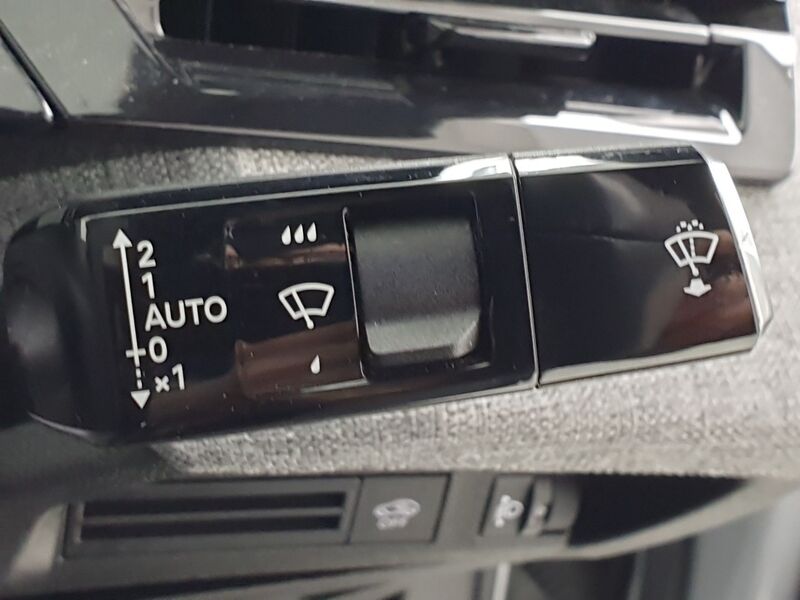 More views of Peugeot 3008