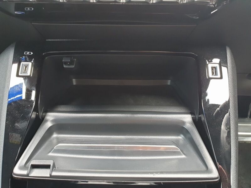 More views of Peugeot 208