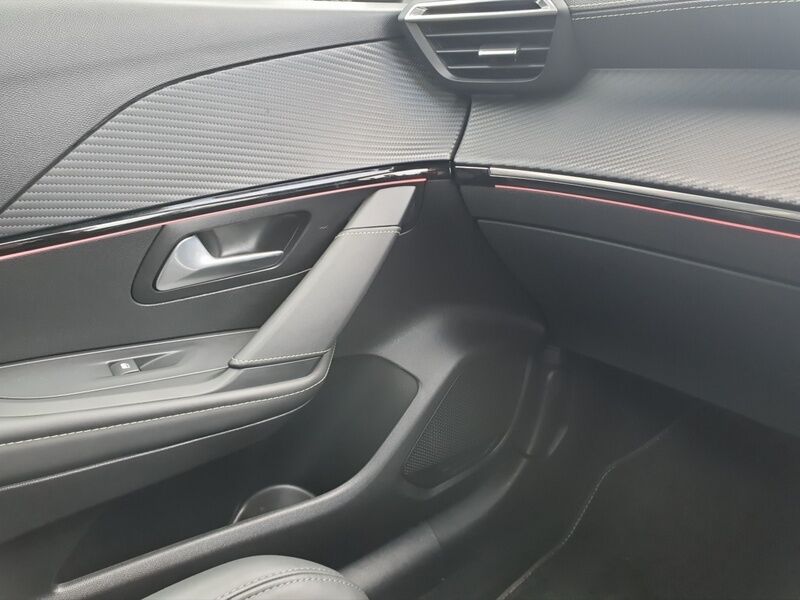 More views of Peugeot 208