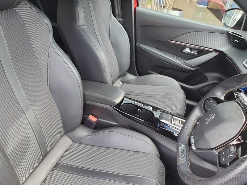 More views of Peugeot 208