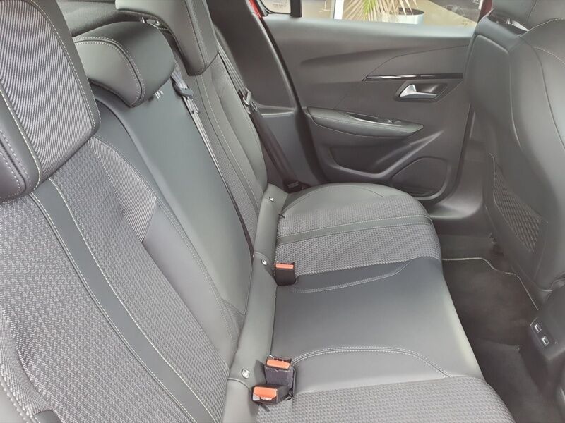 More views of Peugeot 208