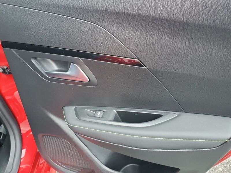 More views of Peugeot 208