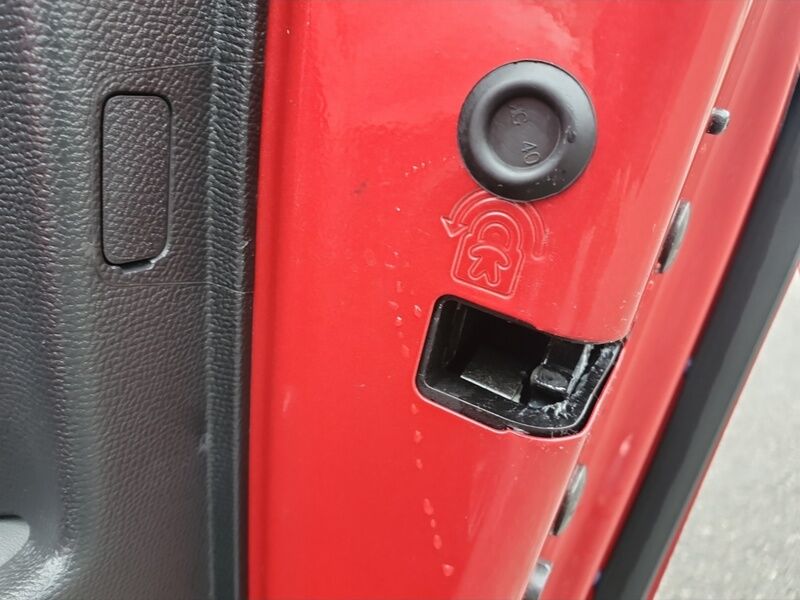 More views of Peugeot 208