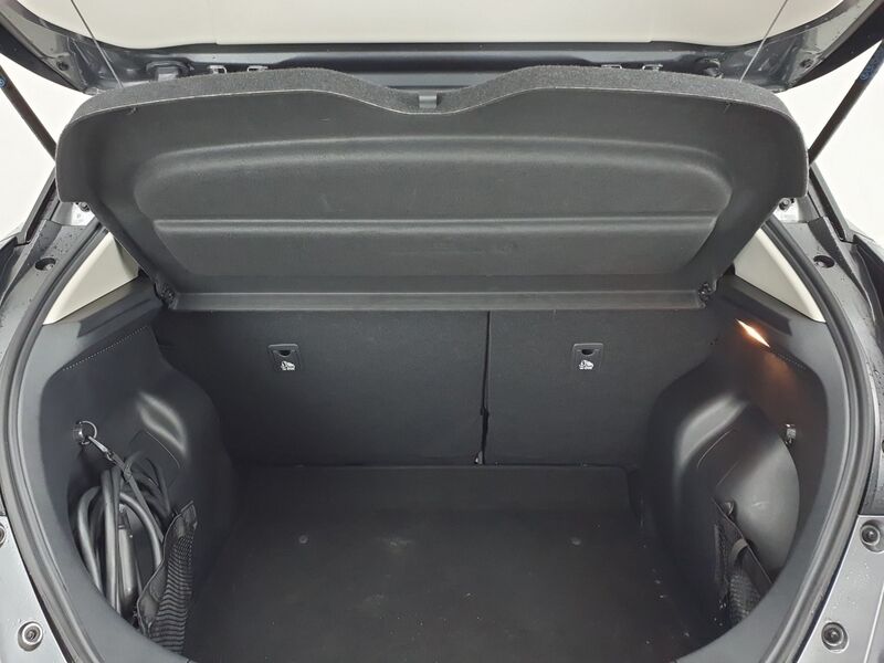 More views of Nissan Leaf