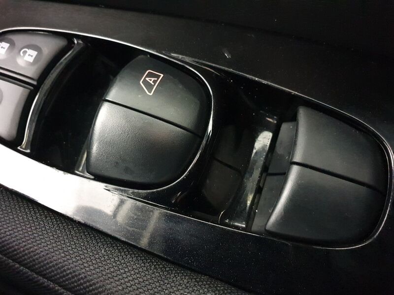 More views of Nissan Leaf