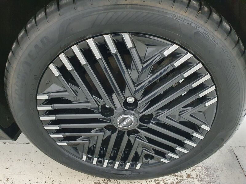 More views of Nissan Leaf