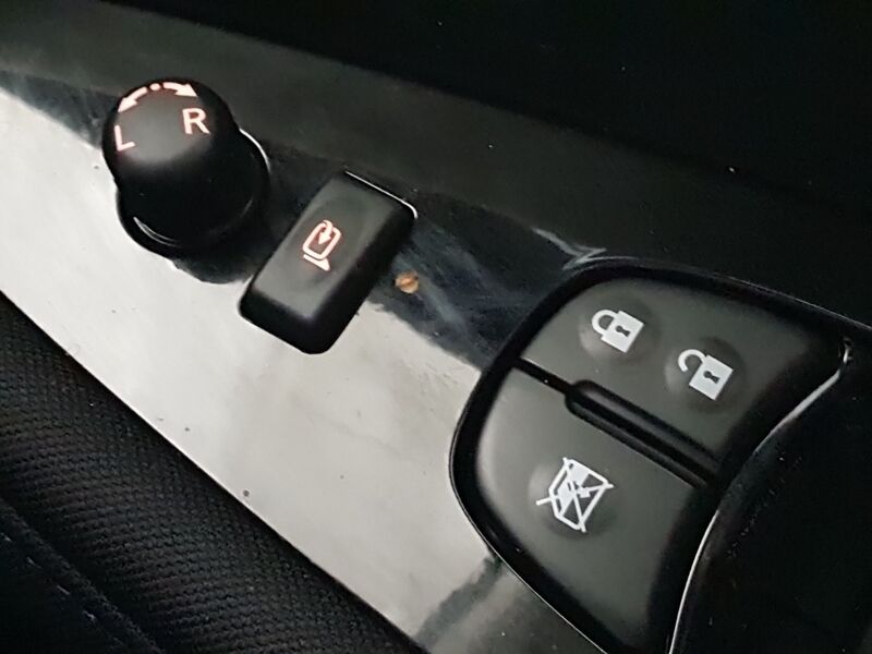 More views of Nissan Leaf