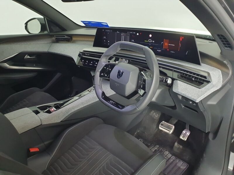 More views of Peugeot 5008