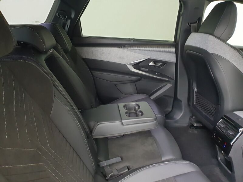 More views of Peugeot 5008