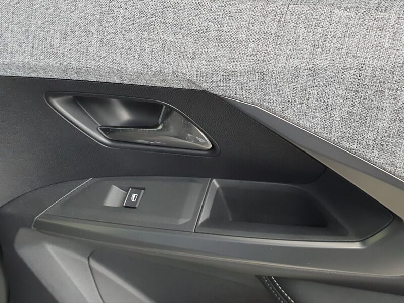 More views of Peugeot 5008