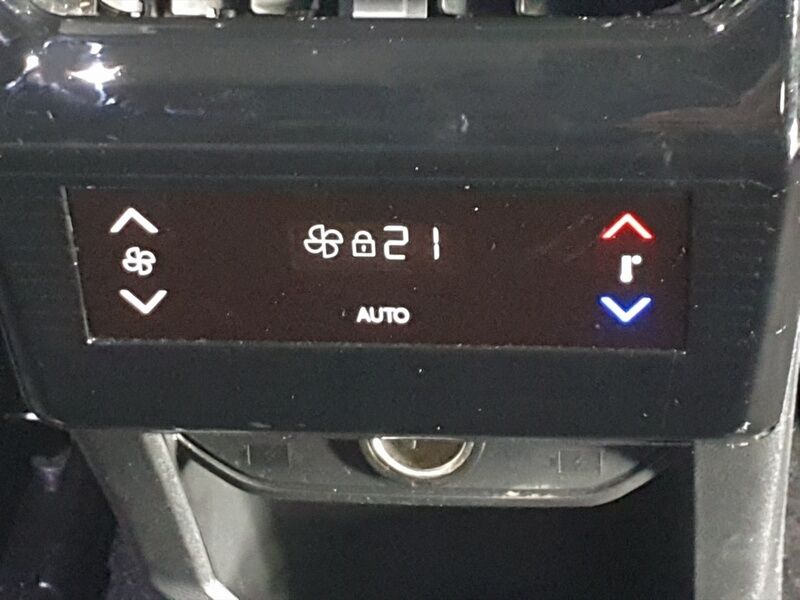 More views of Peugeot 5008