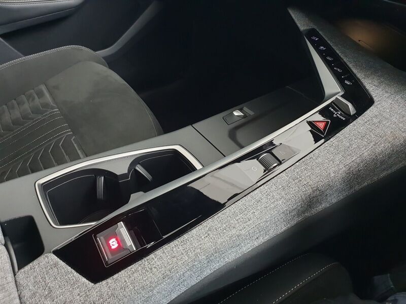 More views of Peugeot 5008