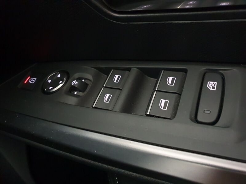 More views of Peugeot 5008