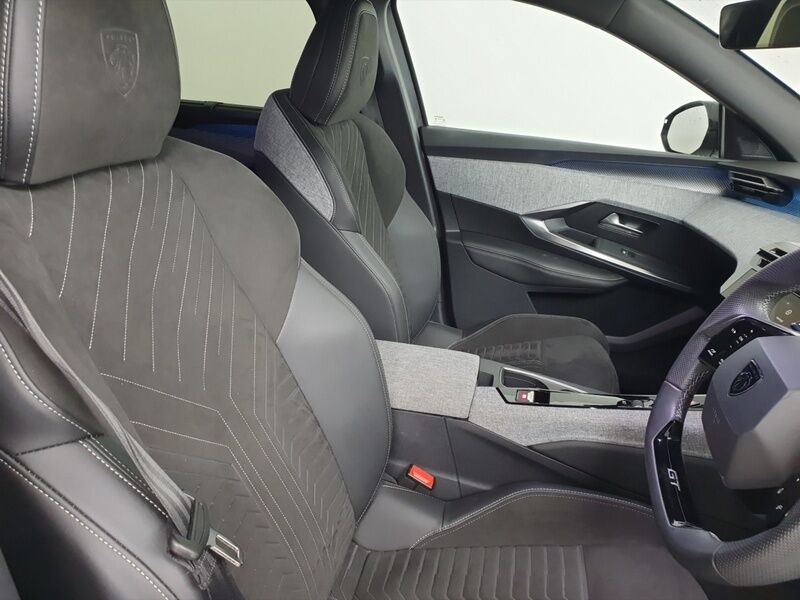 More views of Peugeot 5008