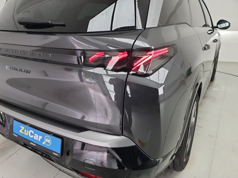 More views of Peugeot 5008