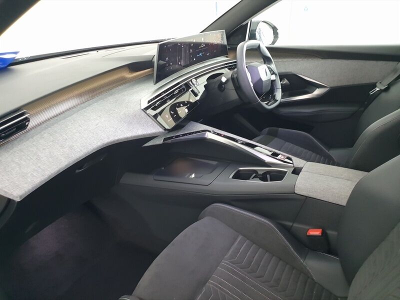 More views of Peugeot 5008