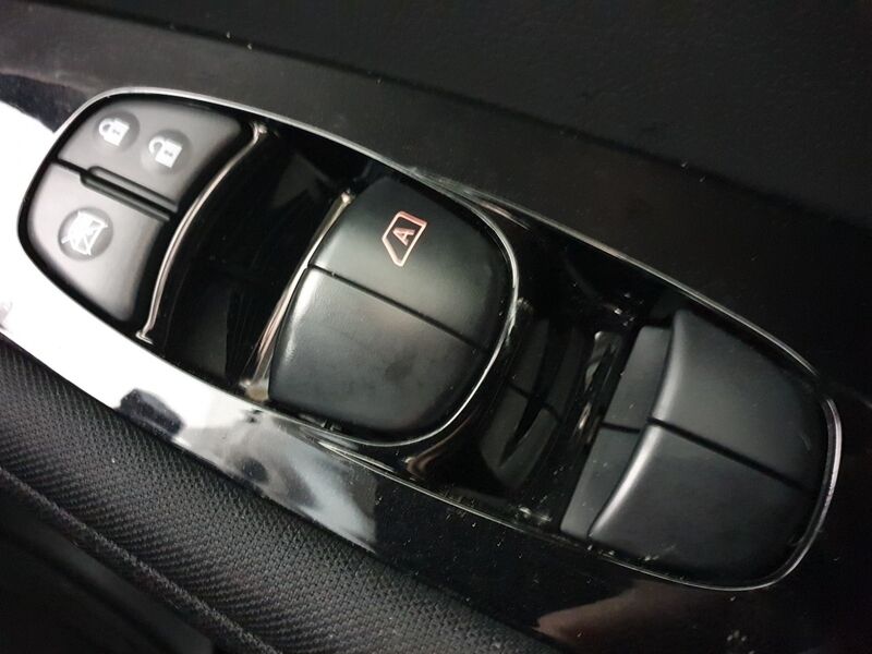 More views of Nissan Leaf