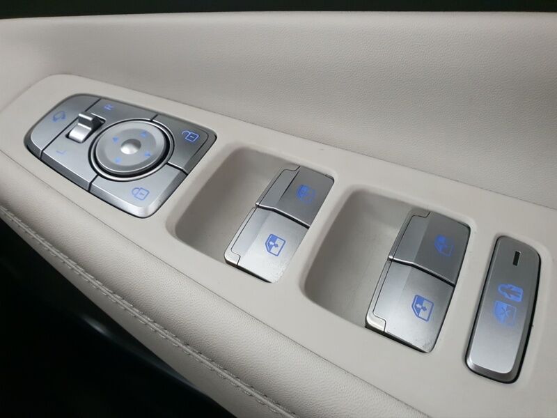 More views of Hyundai Santa Fe