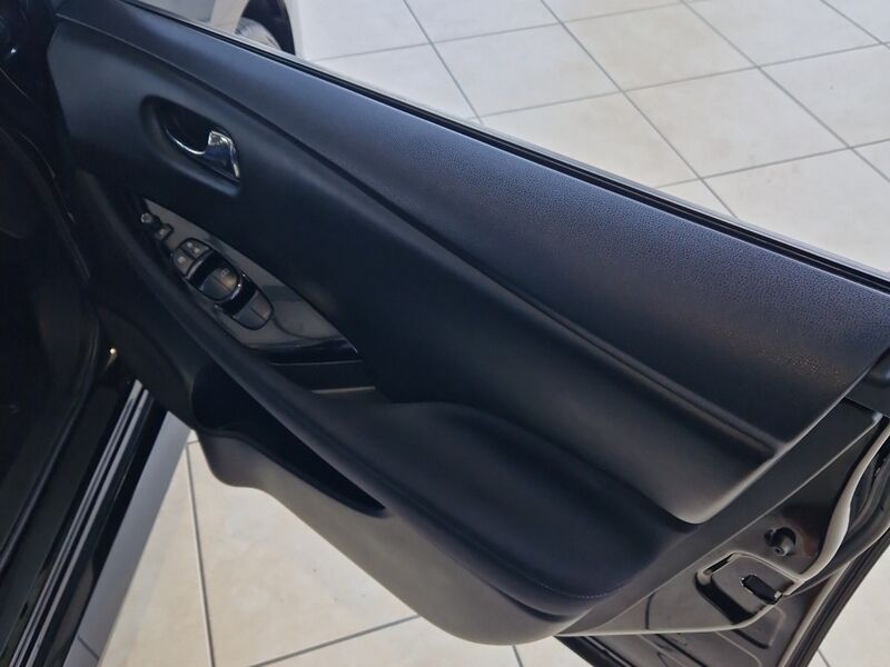 More views of Nissan Leaf