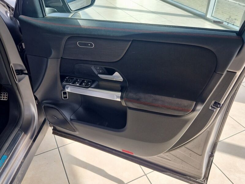 More views of Mercedes-Benz EQB