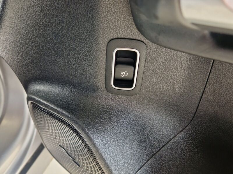 More views of Mercedes-Benz EQB