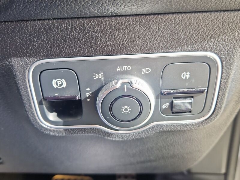 More views of Mercedes-Benz EQB