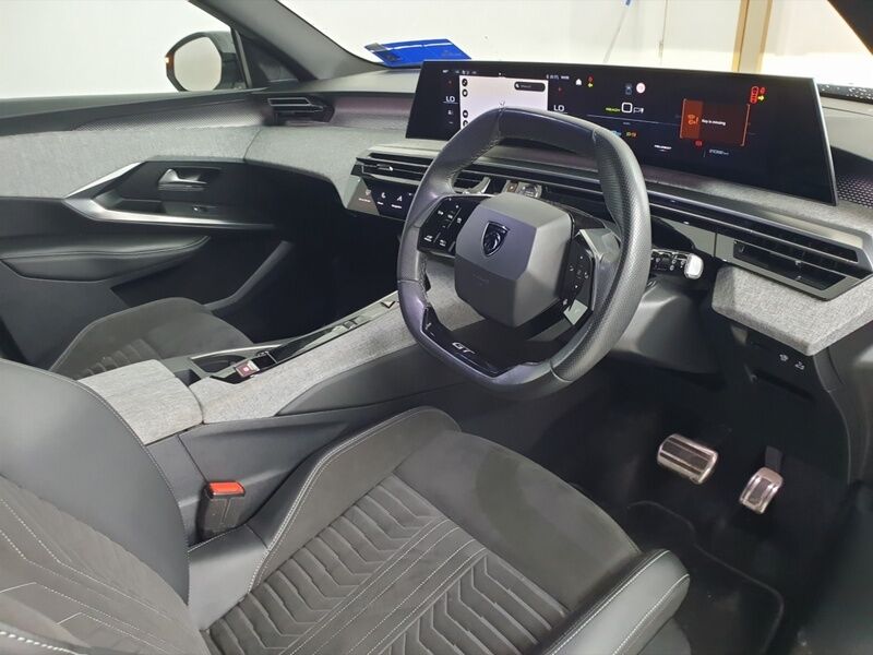 More views of Peugeot 5008