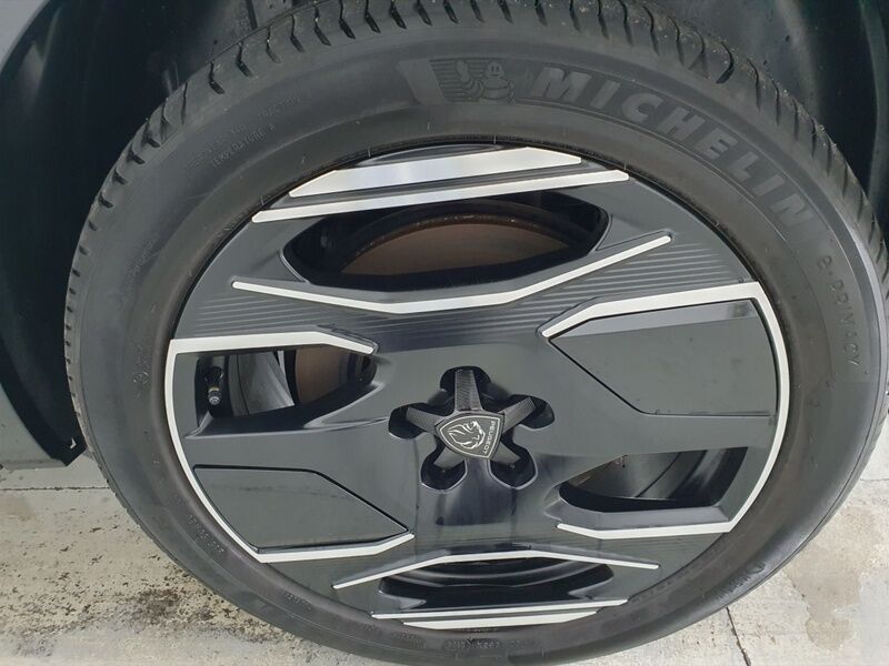 More views of Peugeot 5008
