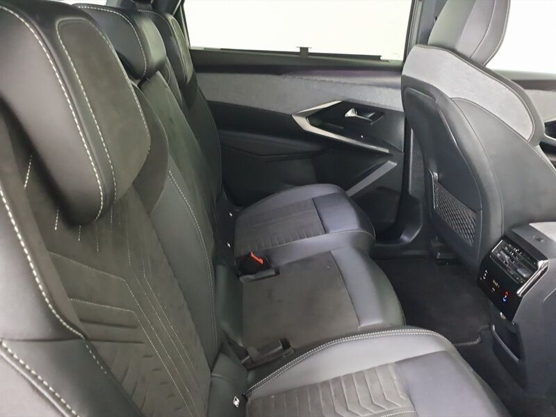 More views of Peugeot 5008