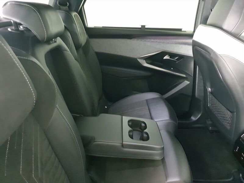 More views of Peugeot 5008
