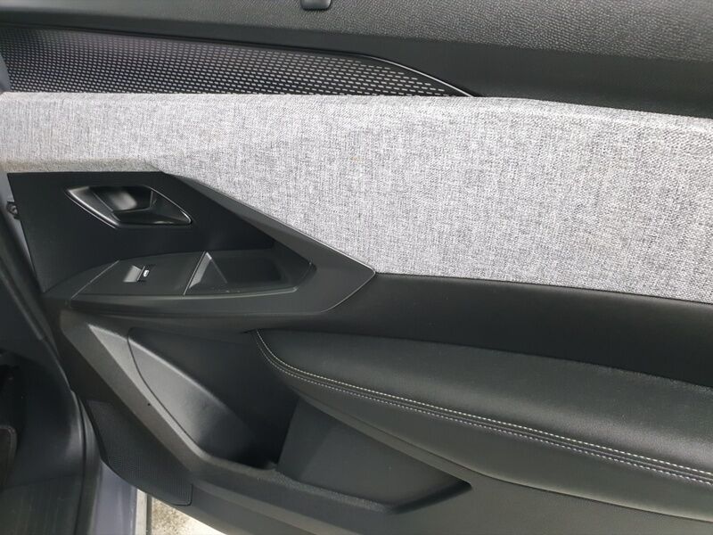 More views of Peugeot 5008
