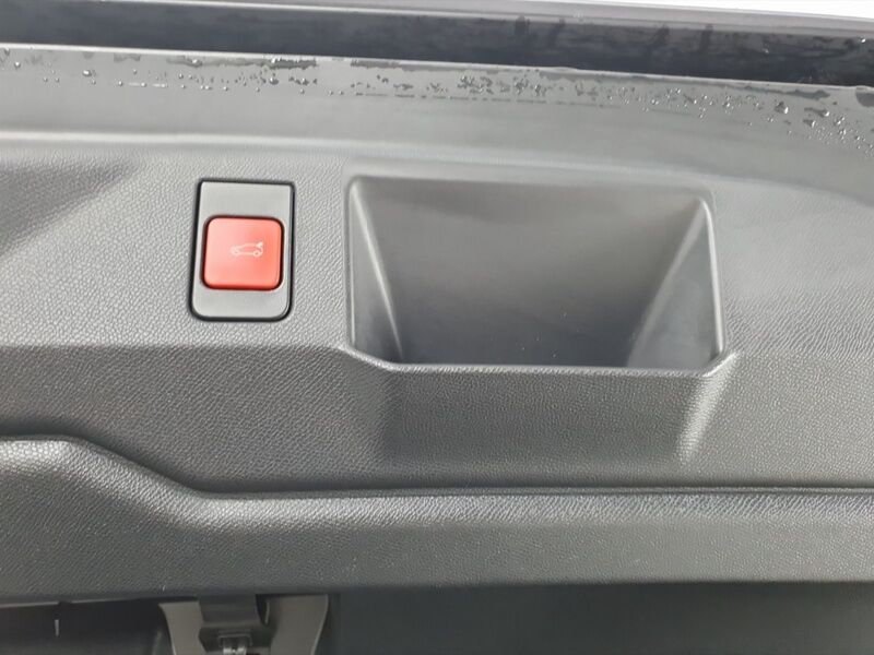 More views of Peugeot 5008