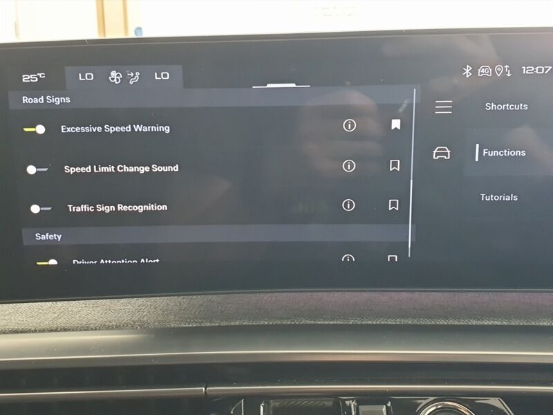 More views of Peugeot 5008