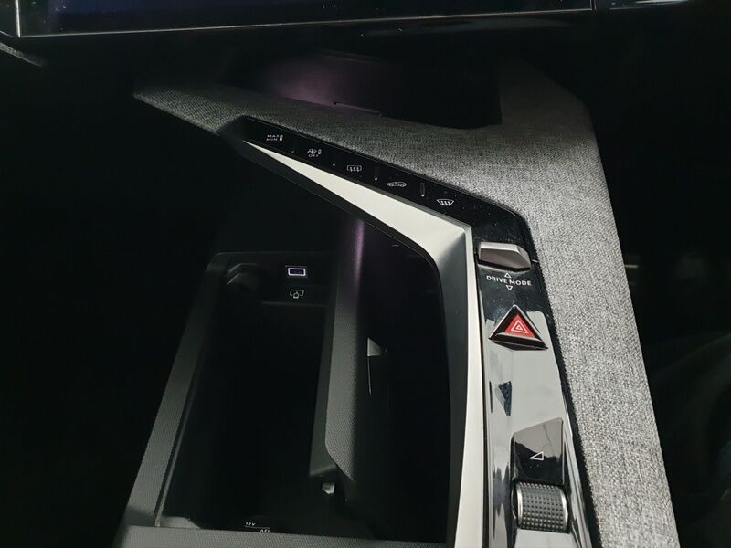 More views of Peugeot 5008