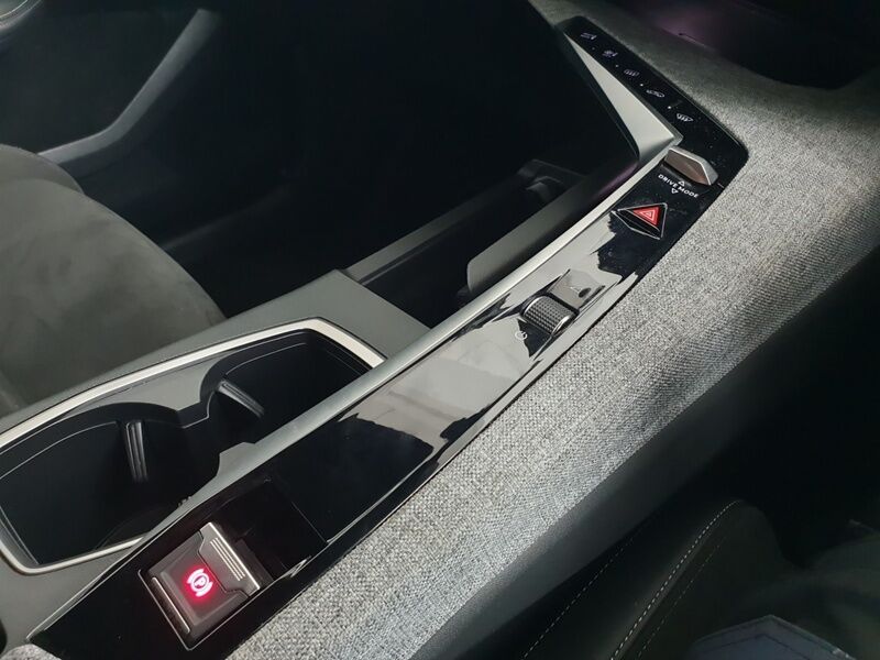 More views of Peugeot 5008