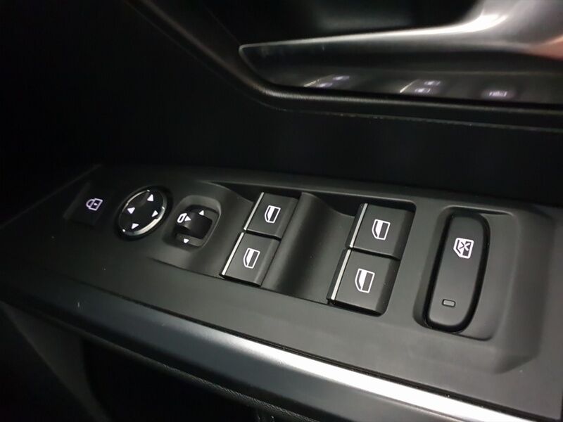 More views of Peugeot 5008