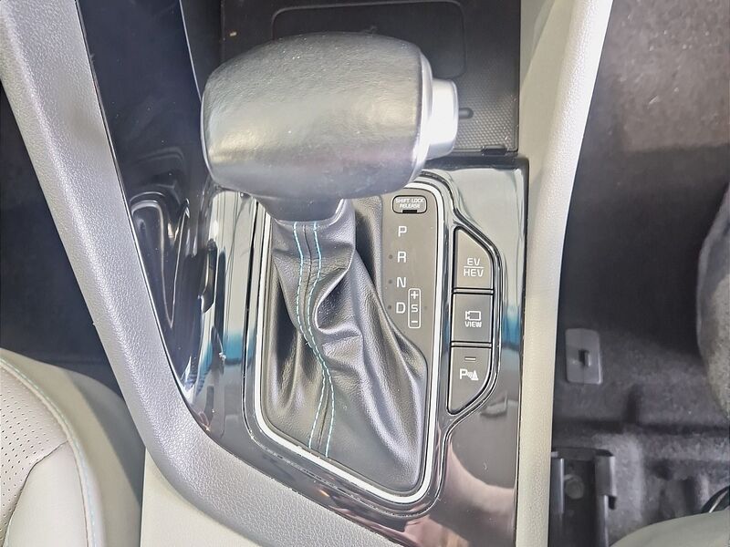 More views of Kia Niro