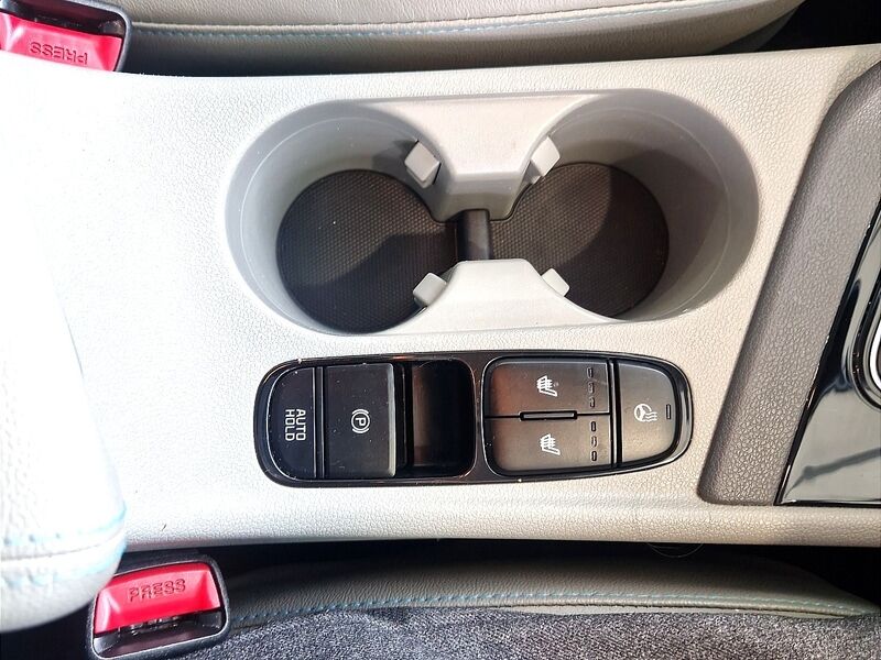 More views of Kia Niro